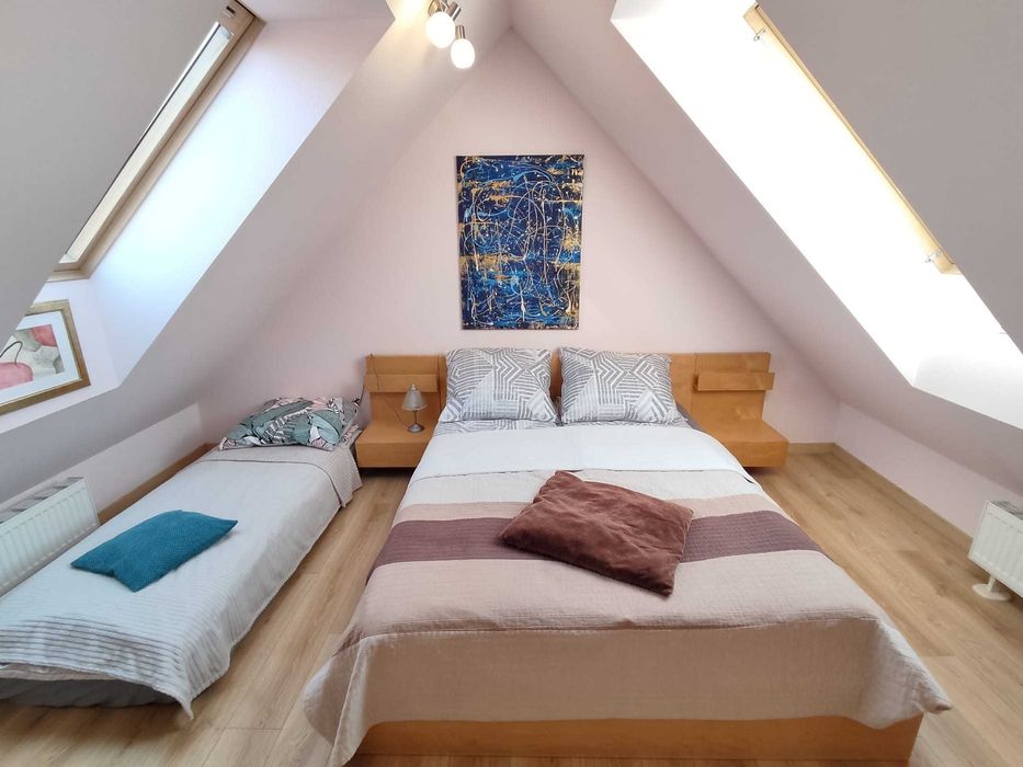 Apartament na wynajem do 12 osób (5 sypialni + salon) 6 km do Centrum