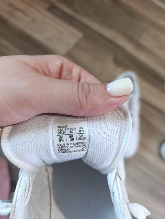 Білі кросівки asics