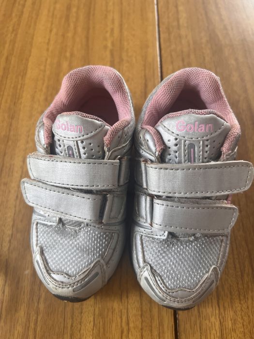 Гарні кросівки для дівчинки