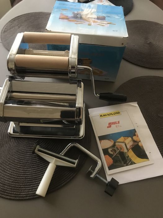 Локшинорізка, тісторозкатка  , равіольниця.