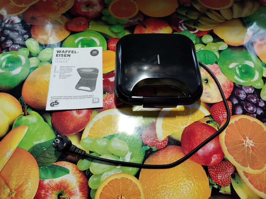 Вафельница в рабочем состоянии.