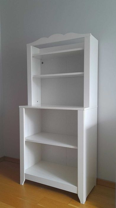 Regał w kolorze białym