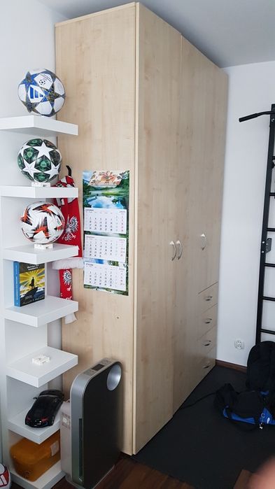 Duża szafa z półkami i szufladami