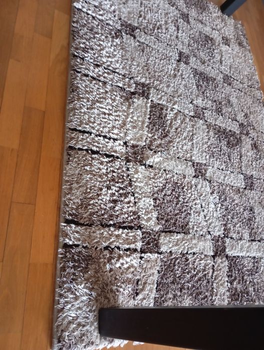 Tapetes de sala branco e castanho