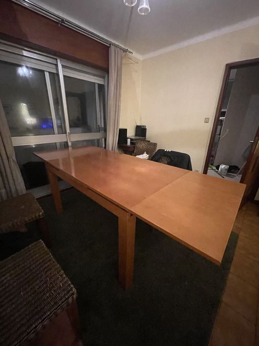 Mesa em madeira de Nogueira