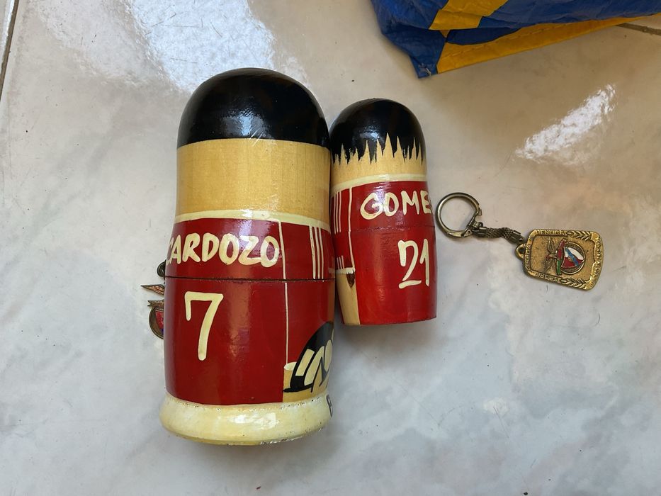Artigos antigos do Benfica, matrioska e dois porta chaves