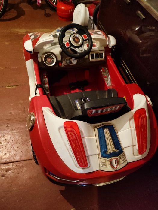 Дитяча машинка на акумуляторі