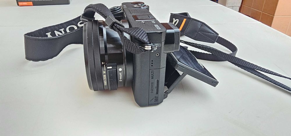 Vendo camera Sony a6300 com lente 16-50mm em excelente estado com diversos acessórios. Muito estimada e Sem sinais de uso.