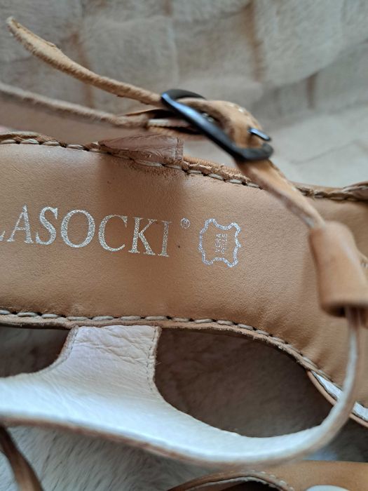 Lasocki piękne beżowe sandały 40 z kwiatkiem