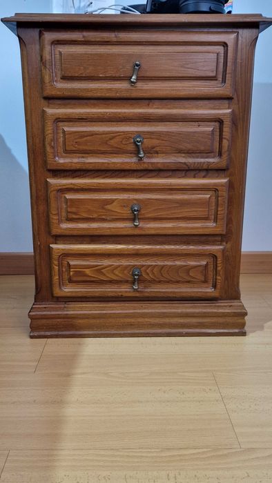 Mobiliário de quarto em excelente estado