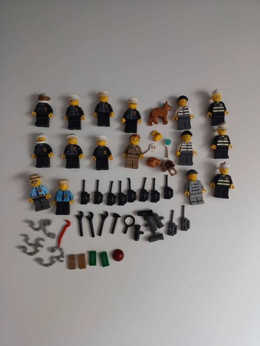 Zestaw figurek LEGO City Policja 19 figurek + pies + broń