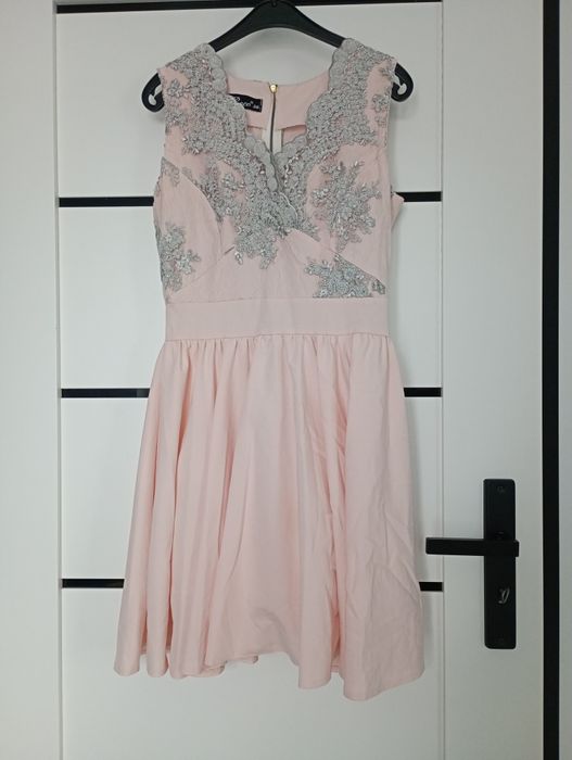 Sukienka wyszywana koronka