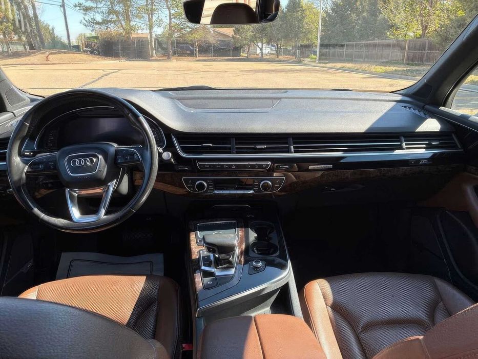 AUDI Q7      2017