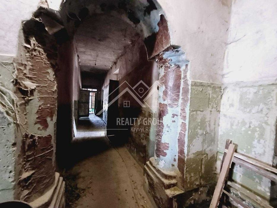 Продаж приміщення під склад, ферму, виробництво поряд залізниця.