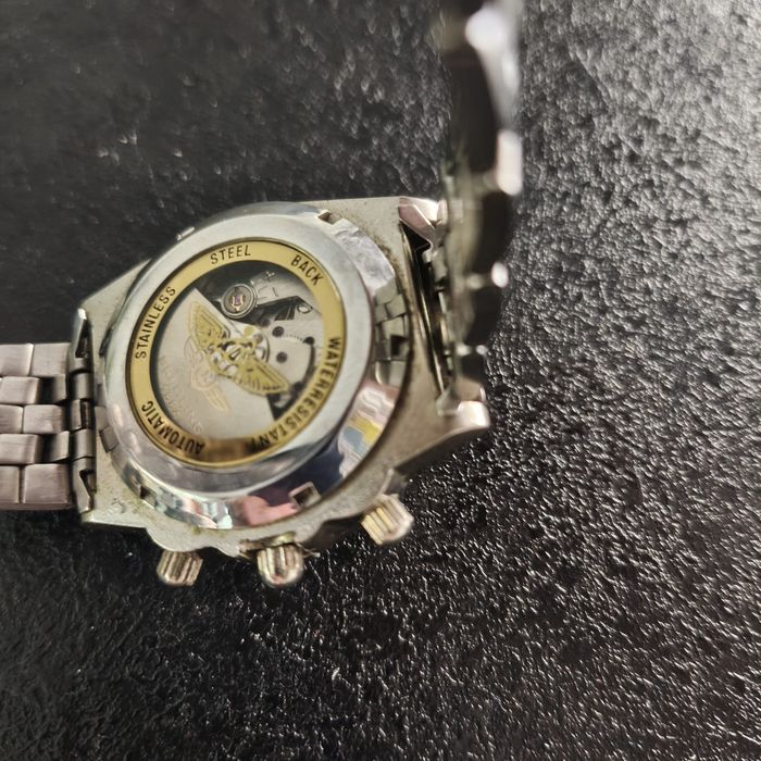 Dwie repliki zegarków Breitling uszkodzone
