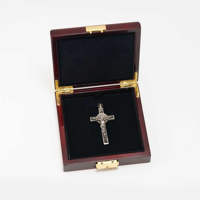 Католический крест Святого Бенедикта в деревянной шкатулке, Европа.