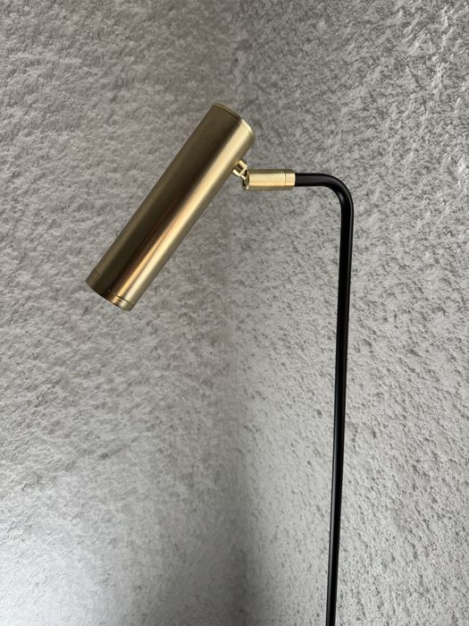 Candeeiro de pé dourado e preto