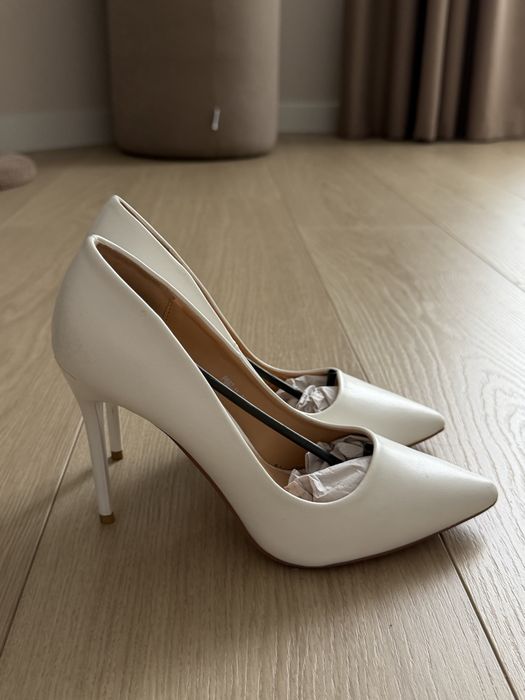 Білі туфлі човники