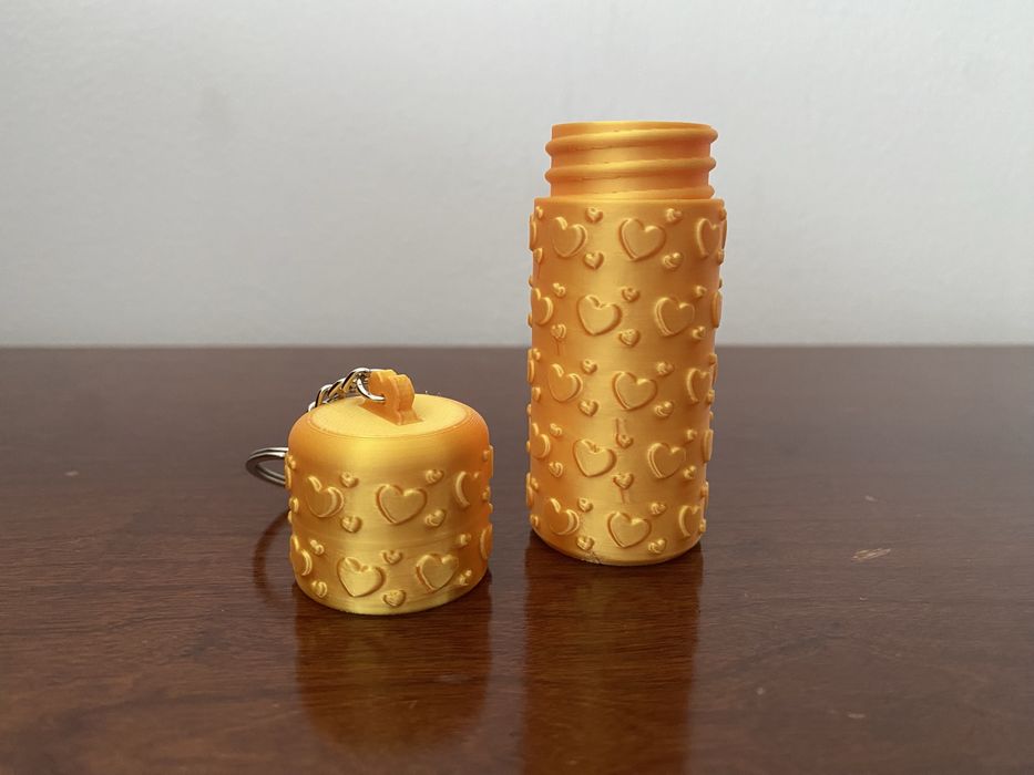Porta Batom Chaveiro com Corações | Impresso em 3D | Prático e Elegante para Bolsa ou Mochila