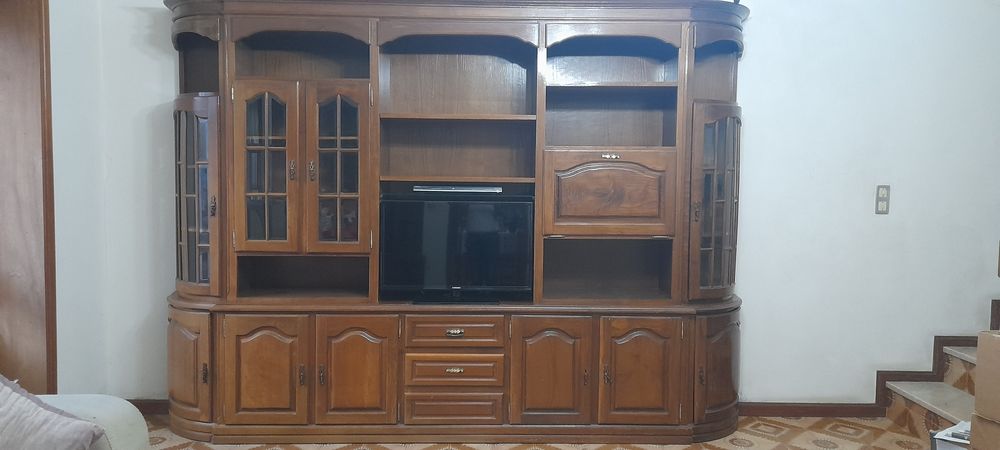 Móvel de sala, com cristaleira, bom estado