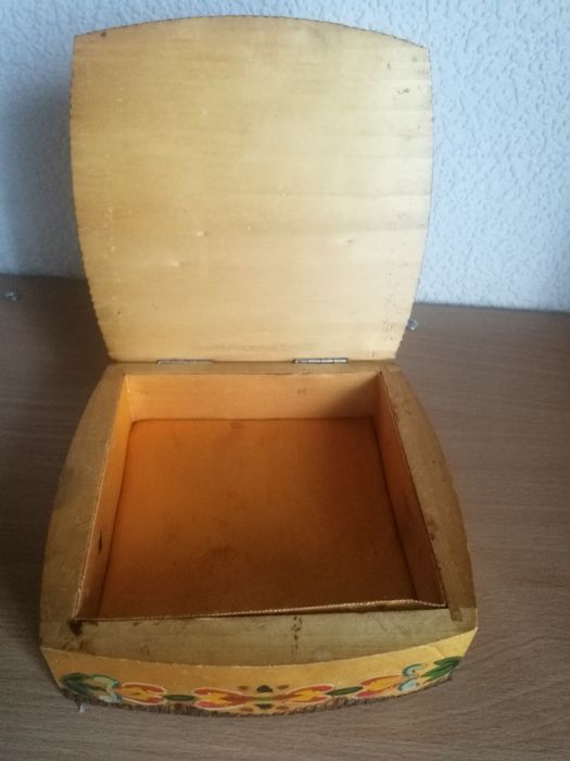 Oryginalna folkowa ręcznie zdobiona kaseta drewniana