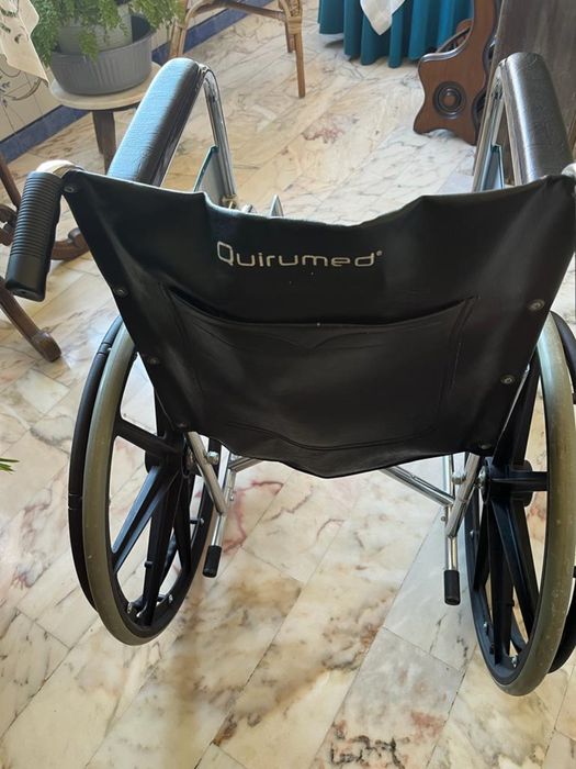 Cadeira clínica de rodas  nova