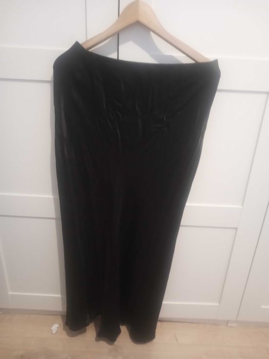 Satynowa czarna maxi spodnica