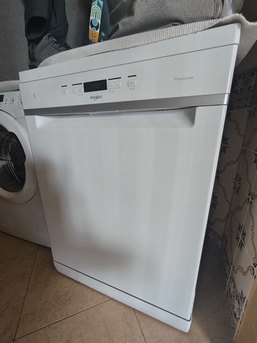 Máquina de lavar loiça Whirlpool e Máquina de lavar roupas Indesit 7kg