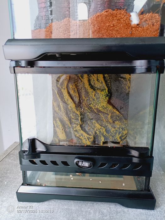 Vendo 2 terrários da exo terra