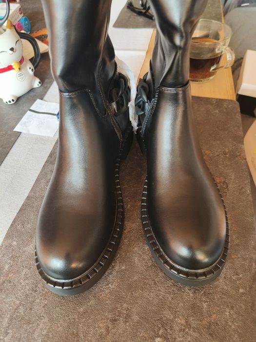 Piękne nowe czarne ocieplane botki ozdobione łańcuchem