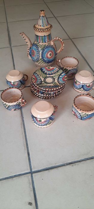 Xicaras com pires e bule