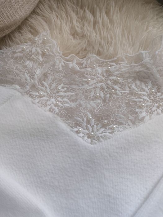 Piękny biały sweterek