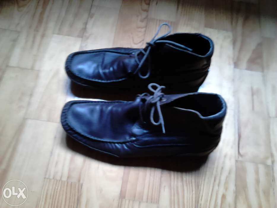 Botins em pele de cor castanho