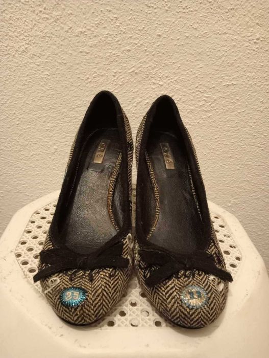 Sapatos em tecido com desenhos bordados