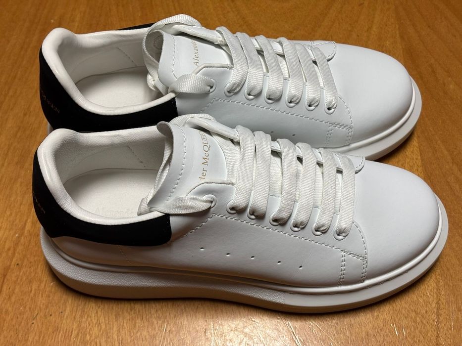 Sapatos Brancos de cerimónia usados uma única vez.