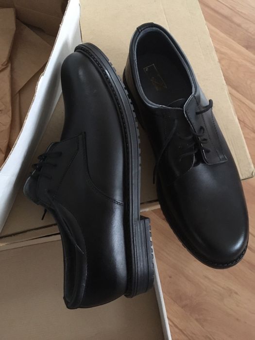 Nowe skórzane buty r. 44