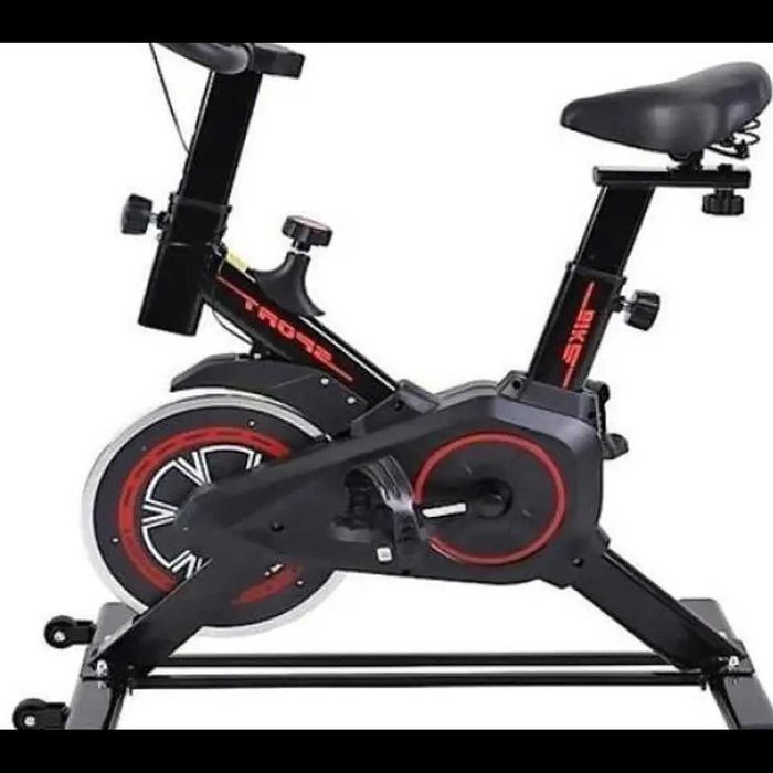 D48-Bicicleta estática indoor, volante 10 kg, ajustável, max 150 kg