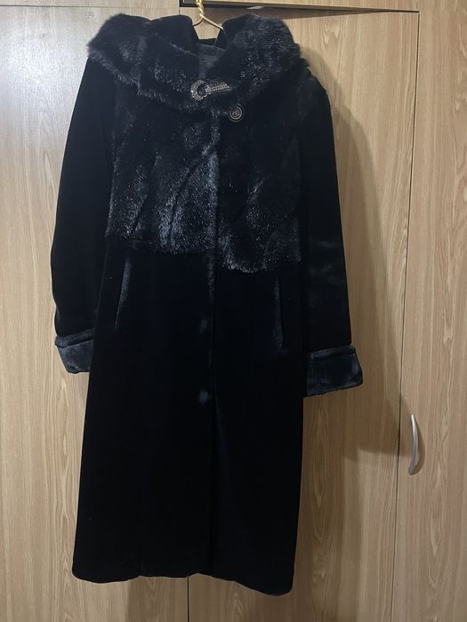 Продам шубу с Мутона с капюшоном чёрная доставка новой поштой або Укра