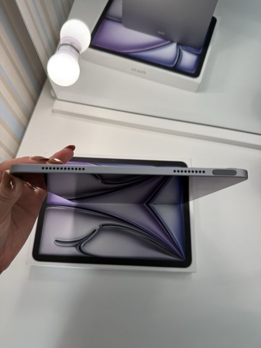 iPad Air 11, 128 GB + Case with Keyboard and Stylus64738747582723122