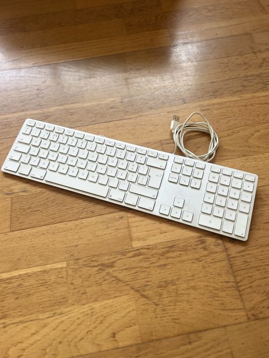Large Wired Apple Keyboard465316968514856960