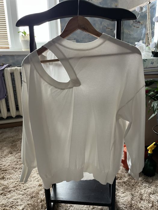 Білий светр з вирізом на плечі