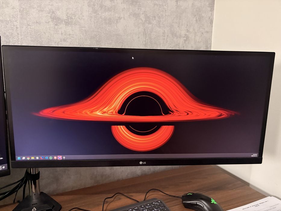 Monitor: LG 29" Ultra Wide Full HD