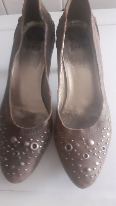 Sapatos em pele  castanha  com aplicações  metalicas  n37 salto 5cm