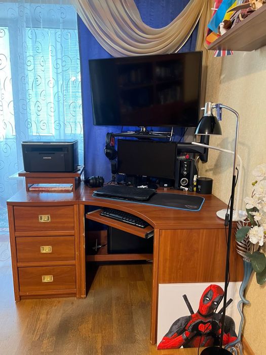 Компʼютерний стіл