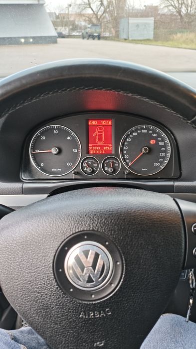 Фольксваген тоуран.