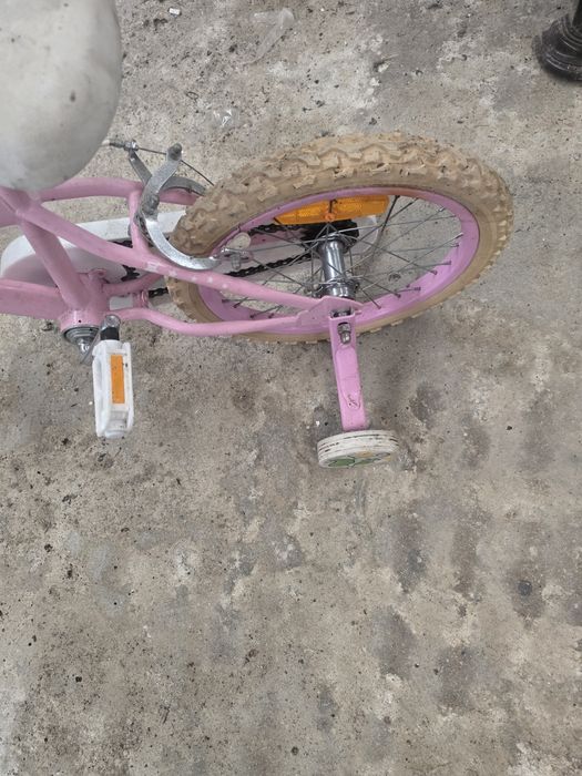 Bicicleta de criança com rodas de apoio