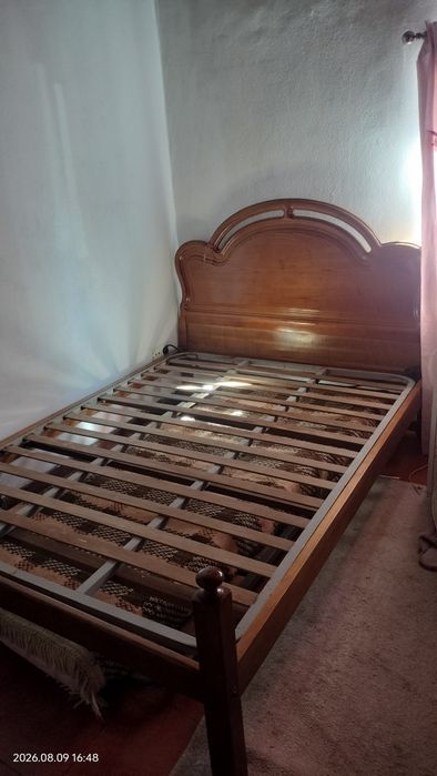 Cama de casal de madeira