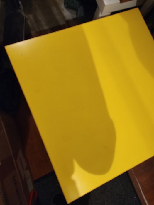 Żółty stolik dla malucha Ikea Lack