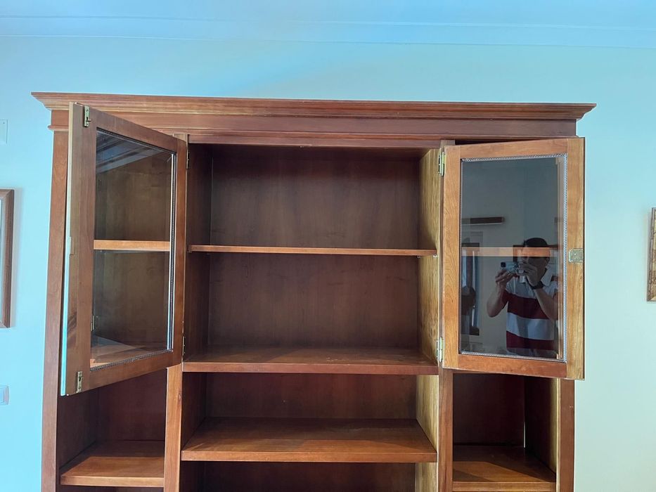 Móvel estante em madeira maciça