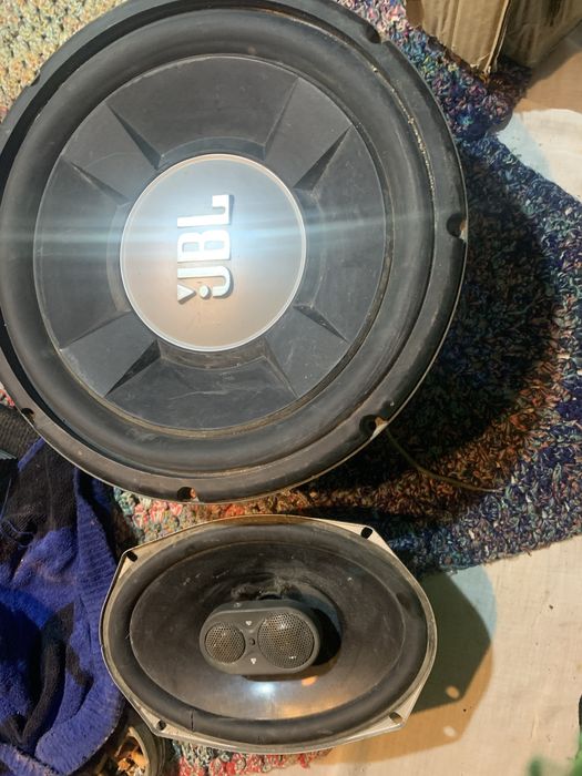 Vende se subwoofers JBL